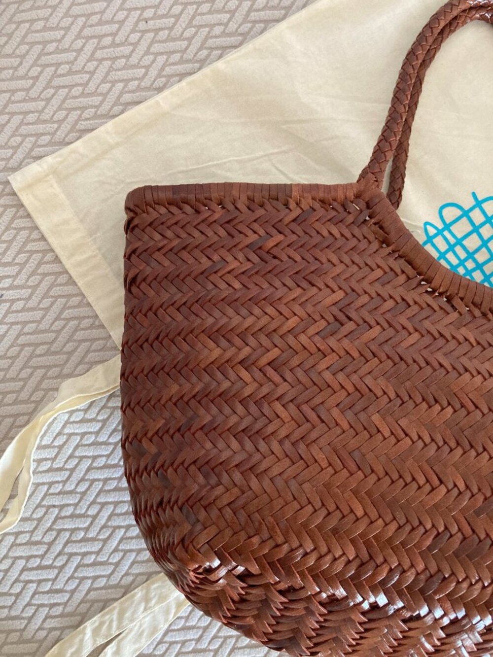 Nantucket Big Tan Dragon Diffusion Woven Basket Tote - Picture 2 of 6